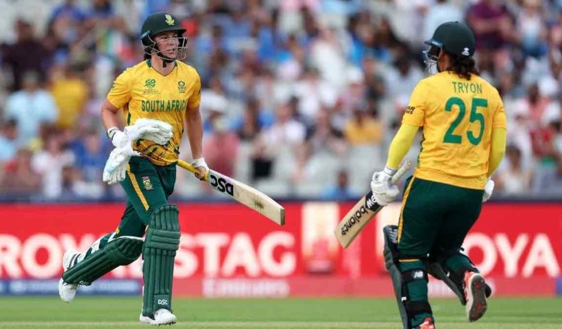 Marizanne Kapp Stars as South Africa Beat India to Keep Semi-Final Hopes Alive